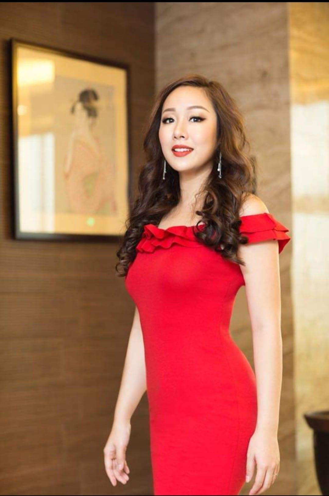 Sau khi sinh con đầu lòng, Ngô Phương Lan từng chia sẻ cô rất khó khăn trong việc lấy lại vóc dáng cũng như lựa chọn trang phục phù hợp với cơ thể.