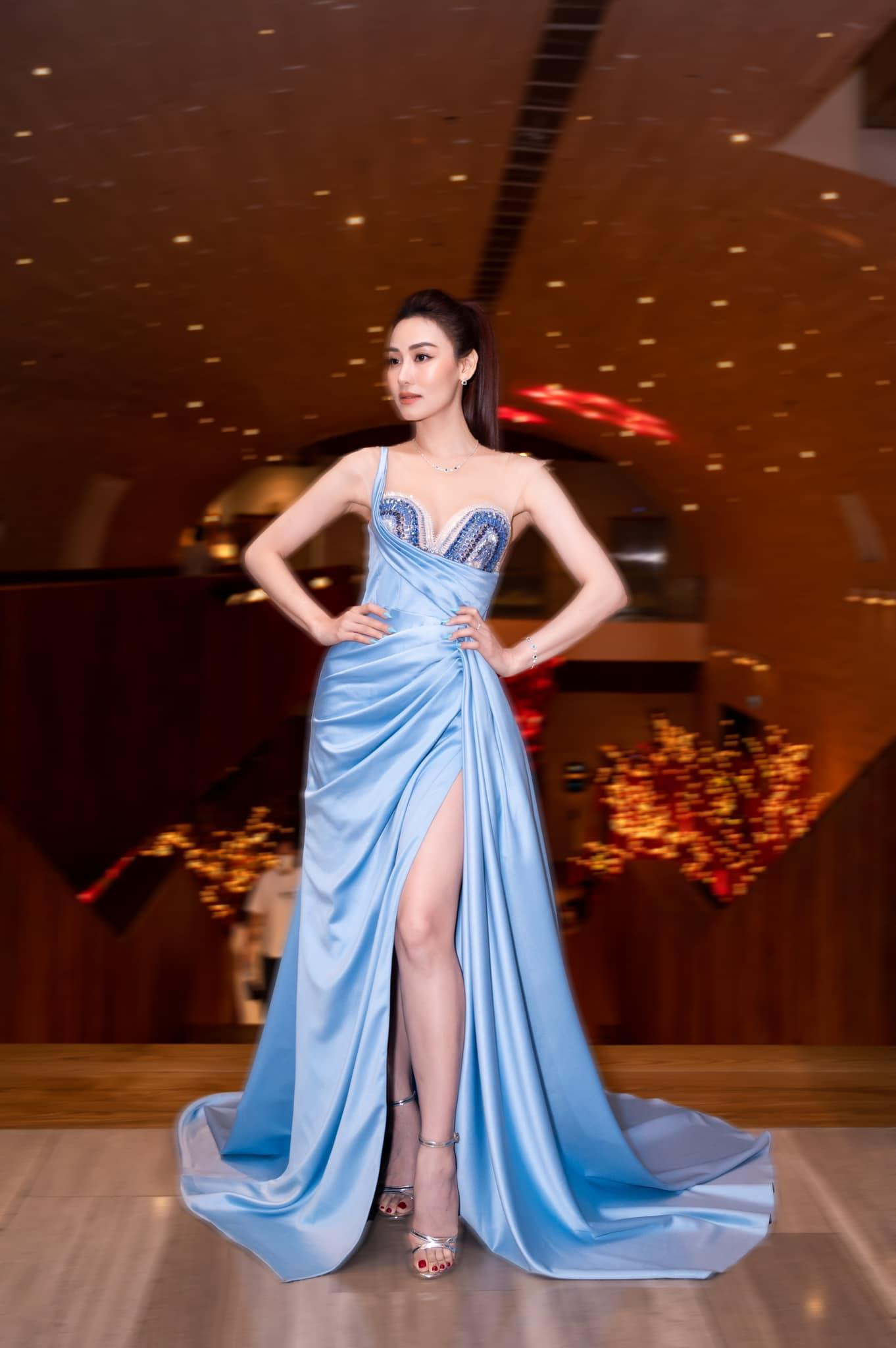 Người đẹp diện bộ váy lụa màu xanh xẻ đùi gợi cảm. Điểm nhấn của thiết kế chính là chi tiết cúp ngực lạ mắt, được đính kết cầu kỳ và tỉ mỉ.