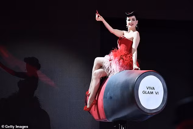 'Vũ nữ thoát y sexy nhất thế giới' quyến rũ mê hồn với váy cúp ngực ảnh 10