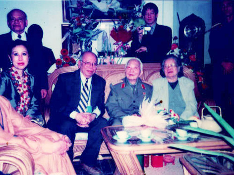 GS Nguyễn Đăng Hưng (thứ 2 từ bên trái qua) trong một lần diện kiến đại tướng Võ Nguyên Giáp - Ảnh: GS Hưng cung cấp