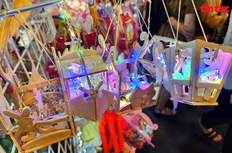 Lồng đèn bằng gỗ. Lồng đèn bằng gỗ.