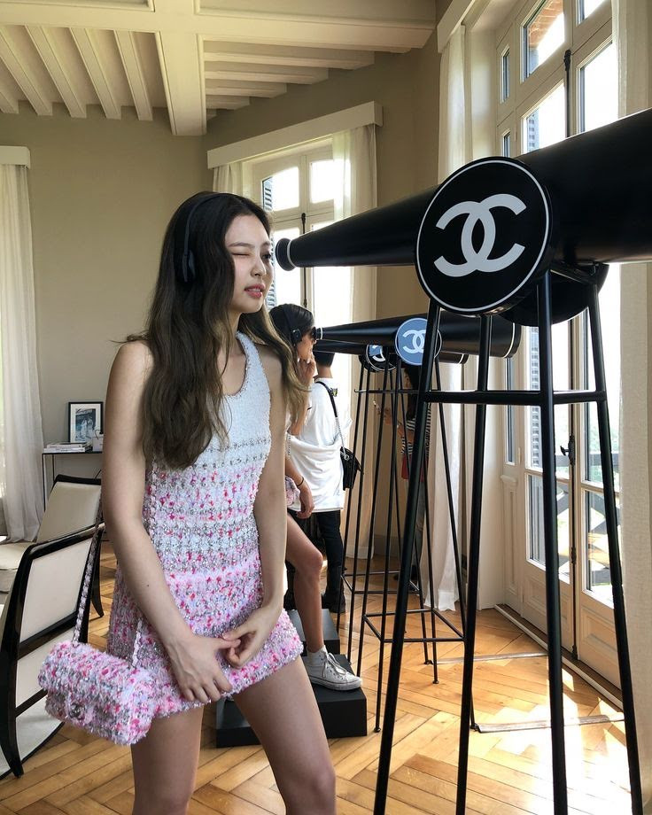 Với tư cách là đại sứ toàn cầu của Chanel, Jennie chưa bao giờ khiến người hâm mộ thất vọng mỗi lần tham dự các sự kiện của nhà mốt Pháp. Vẻ tiểu thư sang chảnh làm nên thương hiệu "Human Chanel".