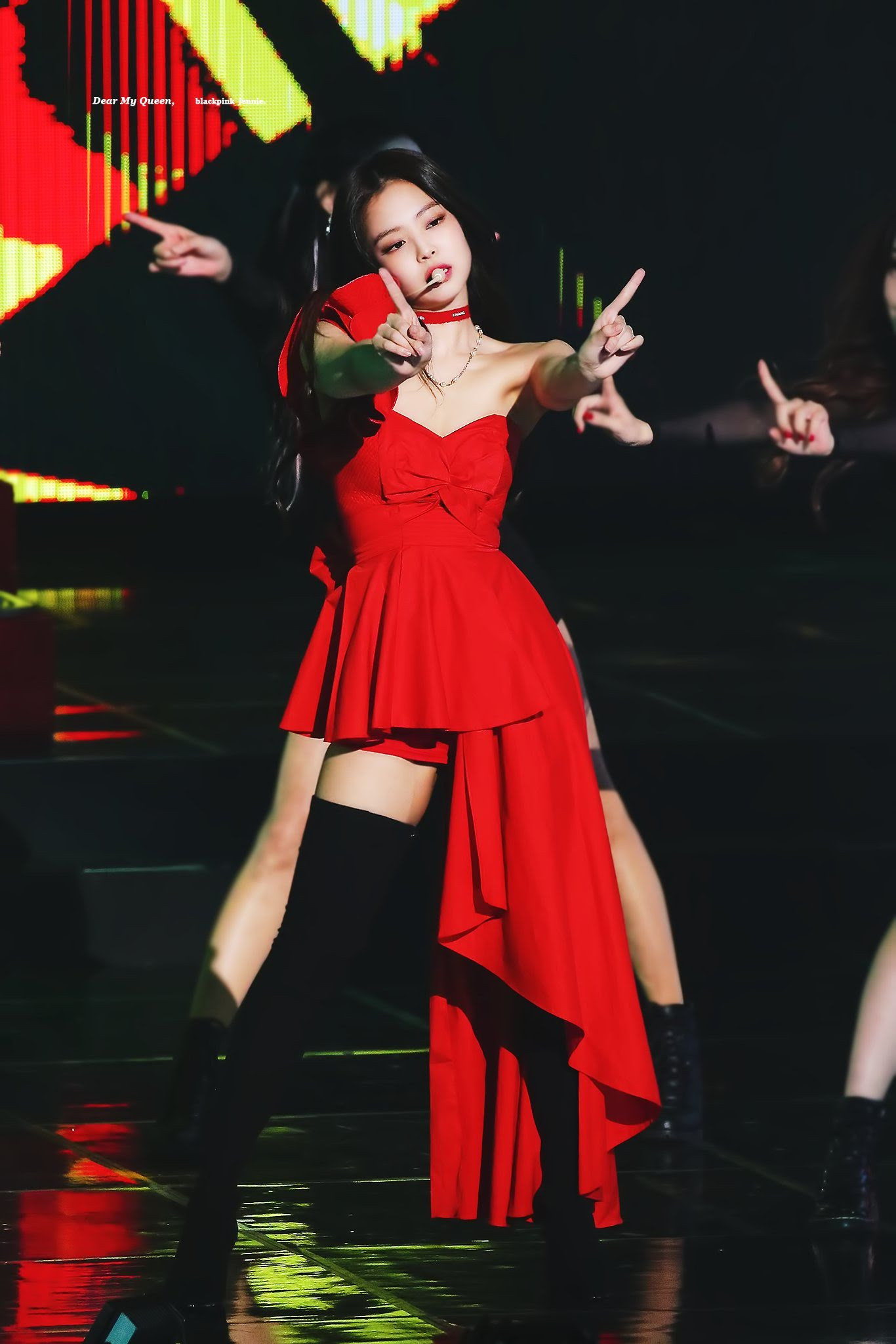 Jennie chọn sắc đen và đỏ làm chủ đạo khi biểu diễn tại Gaon Chart Music Awards 2019. Hai bộ cánh mang đến sự khác biệt về phong cách, ngọt ngào và sang chảnh.