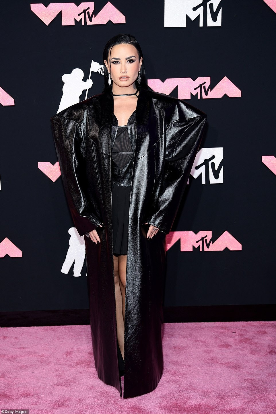 Demi Lovato cá tính và hầm hố với nguyên cây da đen. Ảnh: Getty Images.