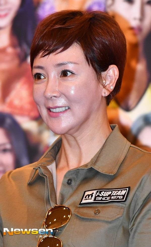 Lee Sang Ah (SN 1972) gắn liền với danh xưng "Em gái quốc dân" sau khi vụt sáng thành sao trong bộ phim truyền hình nổi tiếng The Last Match (Cú nhảy cuối cùng) năm 1994. Đáng tiếc, bộ phim mang lại danh tiếng cho bà nhưng cũng trở thành rào cản trong sự nghiệp khiến bà không thể vượt qua dù chăm chỉ đóng phim.