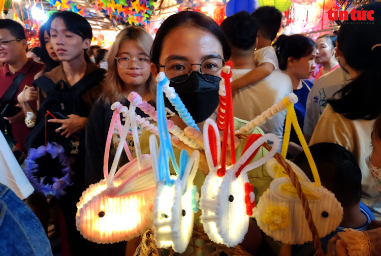 Bạn Mộc Nhiên, sinh viên Trường đại học Sư Phạm TP Hồ Chí Minh với sản phẩm lồng đèn hình con thú. Sản phẩm được bạn tự tay làm và mang đến phố lồng đèn bán. Bạn Mộc Nhiên, sinh viên Trường đại học Sư Phạm TP Hồ Chí Minh với sản phẩm lồng đèn hình con thú. Sản phẩm được bạn tự tay làm và mang đến phố lồng đèn bán.