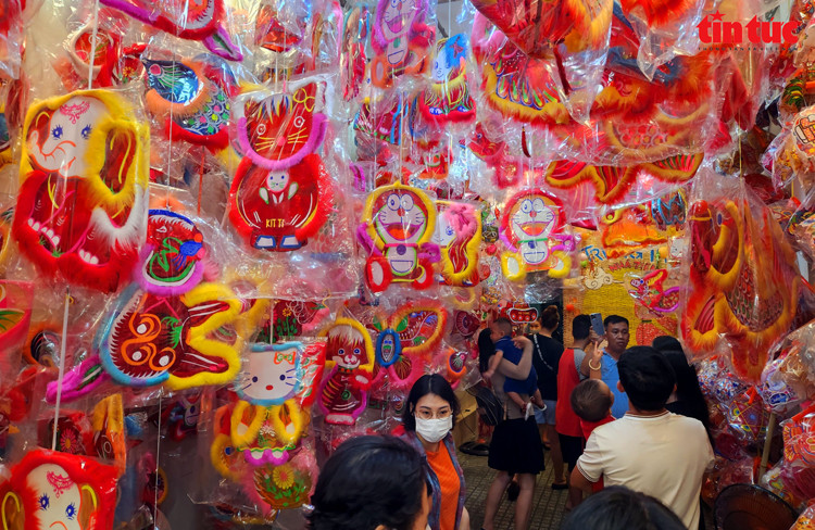 Các sản phẩm lồng đèn truyền thống với nhiều mẫu mã đa dạng được người dân lựa chọn. Các sản phẩm lồng đèn truyền thống với nhiều mẫu mã đa dạng được người dân lựa chọn.