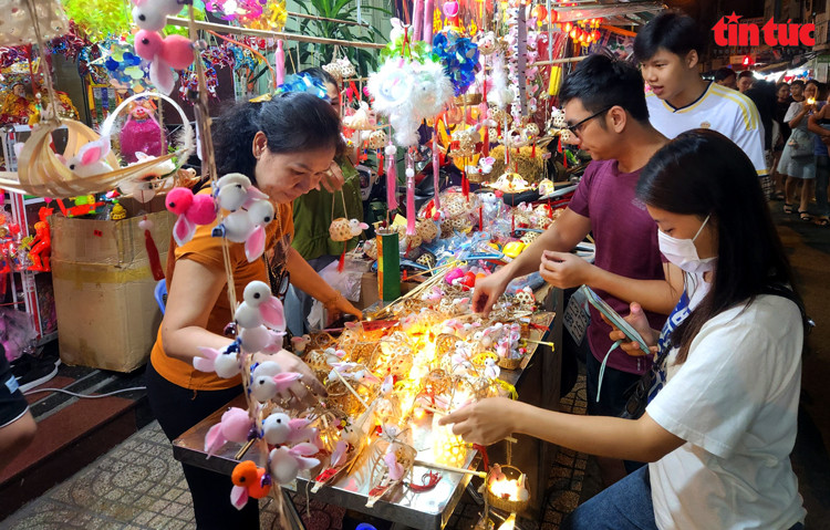 Giới trẻ thích thú với mẫu mã đèn Trung thu mới bằng mây, tre... Giới trẻ thích thú với mẫu mã đèn Trung thu mới bằng mây, tre...