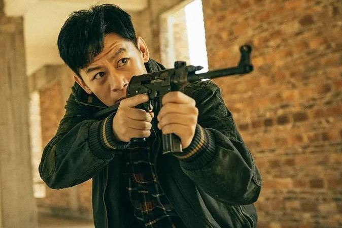 The Knockout (Cuồng phong) là bộ phim về đề tài tội phạm, gây bão mạng ở Trung Quốc khi bắt đầu phát sóng vào tháng 1, đến mức nền tảng phát trực tuyến iQIYI tạm thời bị sập. Bộ phim dài 39 tập kể về cuộc tranh giành quyền lực kéo dài hai thập kỷ giữa một cảnh sát và thủ lĩnh một băng đảng tội phạm ở thành phố hư cấu Tĩnh Hải. Hồi hộp, gai góc và không ngại vạch trần những mảng tối trong xã hội, The Knockout nhận được hơn 840.000 lượt xếp hạng, đạt 8,5/10 điểm trên Douban.