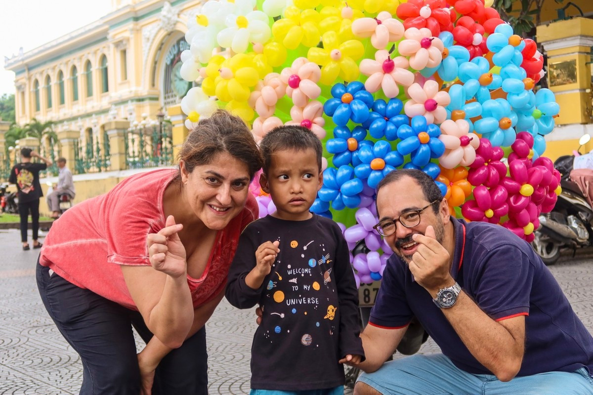 Gia đình chị Maria và chồng Enrique đến từ Barcelona chia sẻ, chị đến với Việt Nam để du lịch. Thấy tại trung tâm TP.HCM có nhiều người dân lại chụp hình những xe hoa và bong bóng nên thấy rất ngạc nhiên. Chị có hỏi thử vài người dân nơi đây thì được biết đây là những xe hoa mang hơi hướng mùa thu Hà Nội, tôi thấy rất vui. Sẵn tiện đây tôi và chồng sẽ làm một chuyến du lịch tại Hà Nội. Ảnh: TRẦN MINH. Gia đình chị Maria và chồng Enrique đến từ Barcelona chia sẻ, chị đến với Việt Nam để du lịch. Thấy tại trung tâm TP.HCM có nhiều người dân lại chụp hình những xe hoa và bong bóng nên thấy rất ngạc nhiên. Chị có hỏi thử vài người dân nơi đây thì được biết đây là những xe hoa mang hơi hướng mùa thu Hà Nội, tôi thấy rất vui. Sẵn tiện đây tôi và chồng sẽ làm một chuyến du lịch tại Hà Nội. Ảnh: TRẦN MINH.