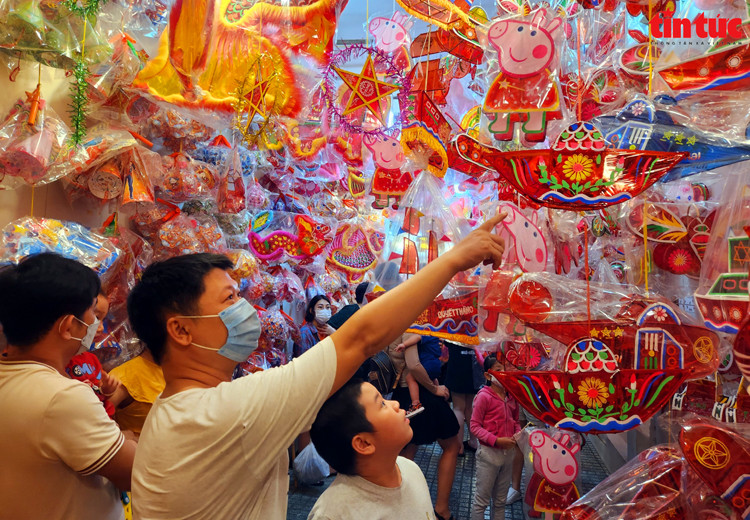 Các em nhỏ cũng được bố mẹ đưa đến đây vui chơi và chọn mua lồng đèn Trung thu. Các em nhỏ cũng được bố mẹ đưa đến đây vui chơi và chọn mua lồng đèn Trung thu.