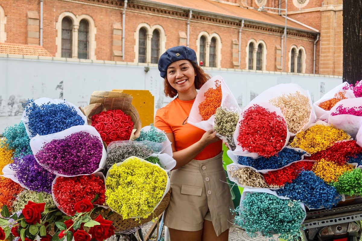 Bên hông khu vực nhà thờ Đức Bà, có thể bắt gặp rất nhiều người dân thích thú bên những xe hoa. Ảnh: TRẦN MINH. Bên hông khu vực nhà thờ Đức Bà, có thể bắt gặp rất nhiều người dân thích thú bên những xe hoa. Ảnh: TRẦN MINH.