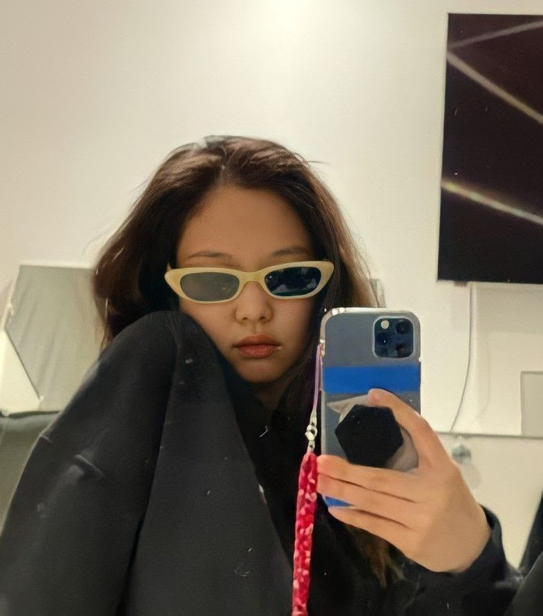 Kính râm Gentle Monster là món phụ kiện được Jennie lăng xê thành công.