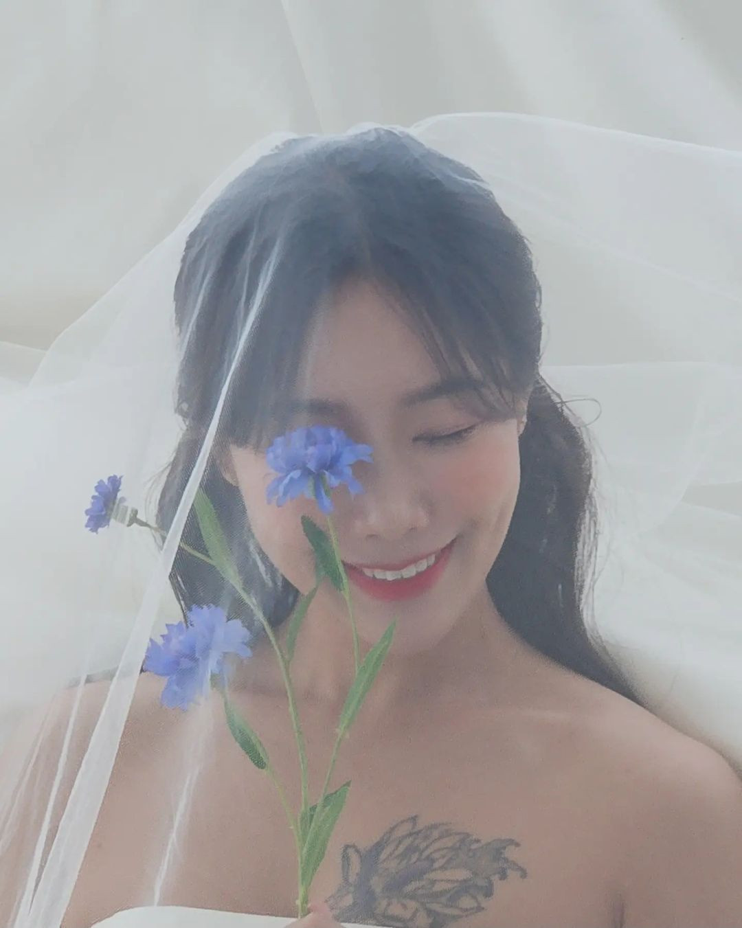 Đầu tháng 9, cô đăng một số ảnh cưới trên trang cá nhân để thông báo về hôn lễ sắp tới. Bạn đời tương lai của nữ lính cứu hỏa nóng bỏng cũng làm trong nghề.