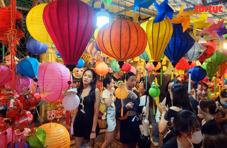 Các bạn trẻ thích thú chụp ảnh check-in, tham quan dọc khu phố.