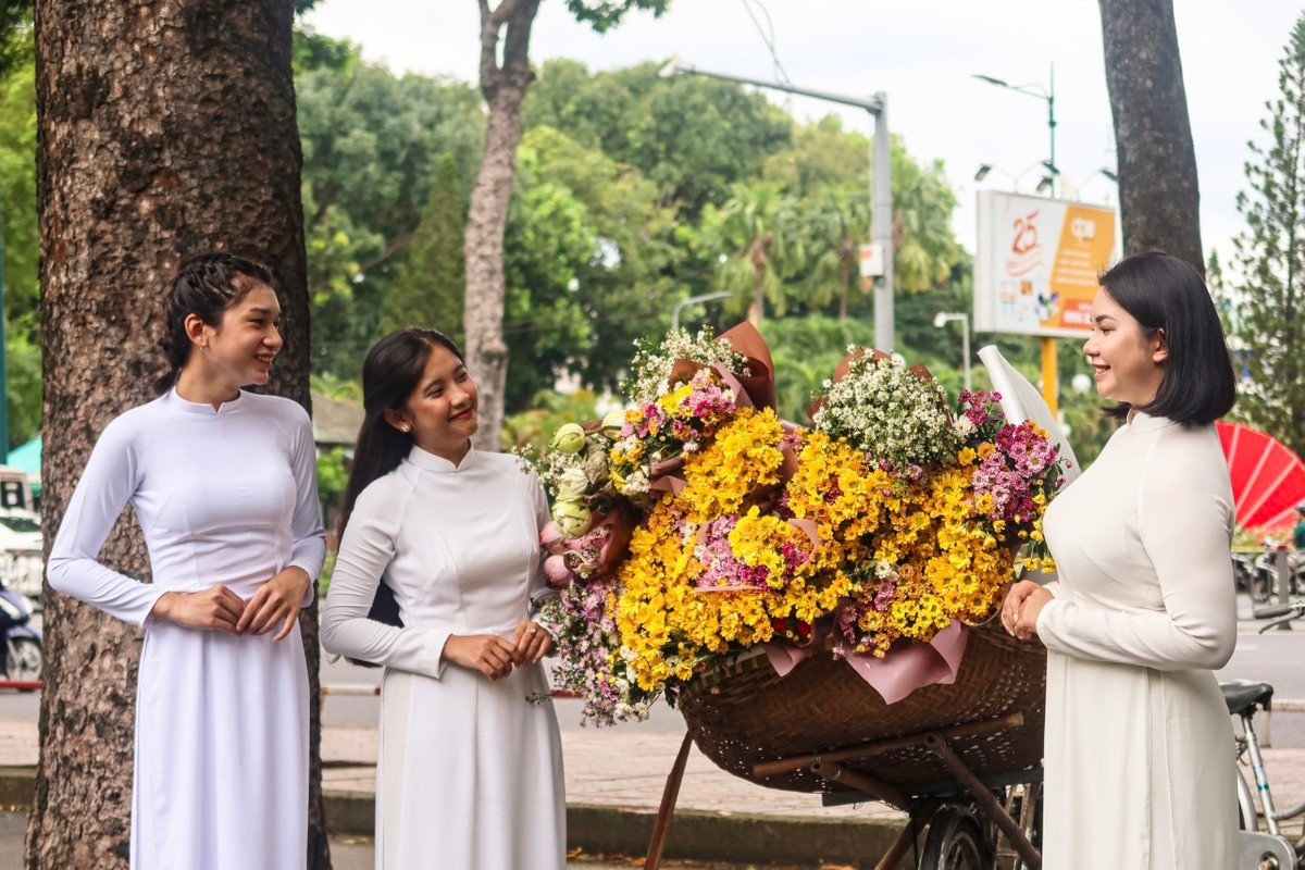 Rất nhiều bạn trẻ diện áo dài trắng chụp hình làm kỷ niệm. Ảnh: HUỲNH THƠ. Rất nhiều bạn trẻ diện áo dài trắng chụp hình làm kỷ niệm. Ảnh: HUỲNH THƠ.