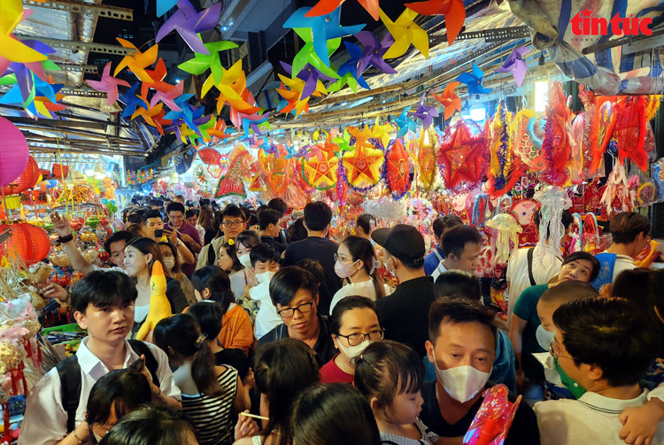 Phố lồng đèn luôn chật kín người vào buổi tối, đặc biệt vào những ngày cuối tuần. Phố lồng đèn luôn chật kín người vào buổi tối, đặc biệt vào những ngày cuối tuần.