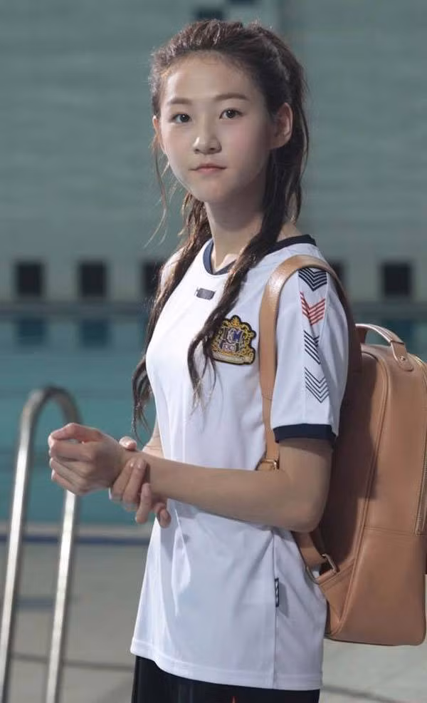 “Em gái quốc dân” Kim Sae Ron được biết đến nhiều nhất với các vai diễn trong The Man from Nowhere và A Brand New Life. Cô cũng là nữ diễn viên Hàn Quốc trẻ nhất được mời tham dự Liên hoan phim Cannes. Tuy nhiên, danh tiếng xây dựng nhiều năm đã tụt dốc không phanh do vướng phải những bê bối đời tư không đáng có như lái xe trong tình trạng say xỉn, đánh bạc, nói dối...