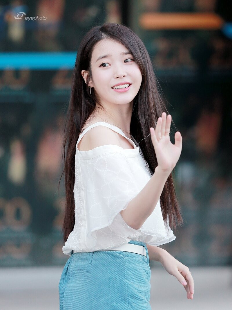 IU (SN 1993) giành được danh hiệu "Em gái quốc dân" hai năm sau khi ra mắt vào năm 2010, khi cô phát hành bản hit Good Day và trở thành hiện tượng nhờ chạm đến những nốt cao vút trong bài hát.
