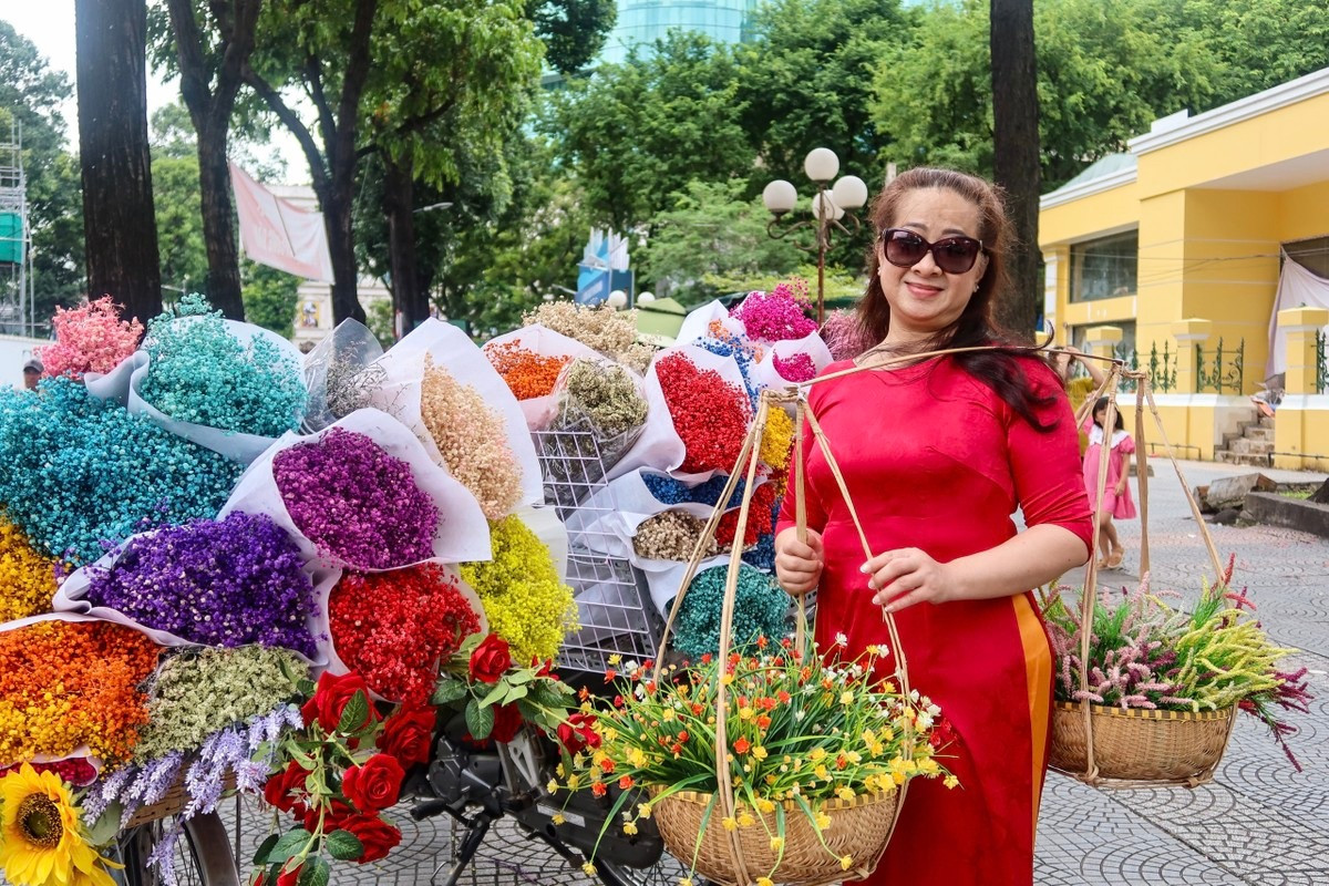 Rất nhiều người dân tại TP.HCM bên những chiếc xe chở đầy hoa mang nhiều sắc thu để đu trend mùa thu Hà Nội. Ảnh: TRẦN MINH. Rất nhiều người dân tại TP.HCM bên những chiếc xe chở đầy hoa mang nhiều sắc thu để đu trend mùa thu Hà Nội. Ảnh: TRẦN MINH.