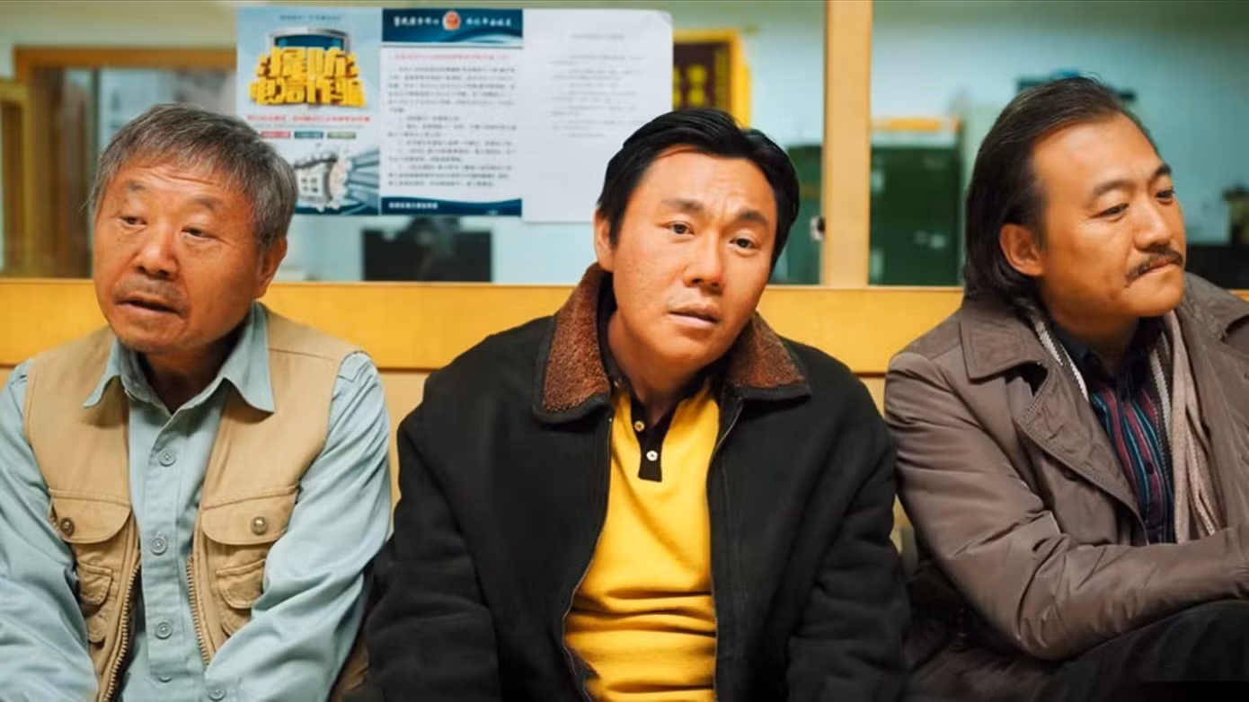 The Long Season (Bốn mùa đằng đẵng) lên sóng vào ngày 22/4. Đây là bộ phim gay cấn, nhịp độ nhanh kể về một tài xế taxi cố gắng giải quyết vụ án giết người tàn bạo gây chấn động thị trấn nhỏ của anh vào 20 năm trước. Không giống như hầu hết phim truyền hình Trung Quốc, The Long Season chỉ có 12 tập, nhưng vẫn đủ để vẽ nên một bức tranh phong phú và đáng suy ngẫm về cuộc sống. Chủ nghĩa hiện thực trong phim đã chinh phục khán giả Trung Quốc. Phim đạt mức điểm Douban hiếm thấy là 9,4/10. The Long Season (Bốn mùa đằng đẵng) lên sóng vào ngày 22/4. Đây là bộ phim gay cấn, nhịp độ nhanh kể về một tài xế taxi cố gắng giải quyết vụ án giết người tàn bạo gây chấn động thị trấn nhỏ của anh vào 20 năm trước. Không giống như hầu hết phim truyền hình Trung Quốc, The Long Season chỉ có 12 tập, nhưng vẫn đủ để vẽ nên một bức tranh phong phú và đáng suy ngẫm về cuộc sống. Chủ nghĩa hiện thực trong phim đã chinh phục khán giả Trung Quốc. Phim đạt mức điểm Douban hiếm thấy là 9,4/10.