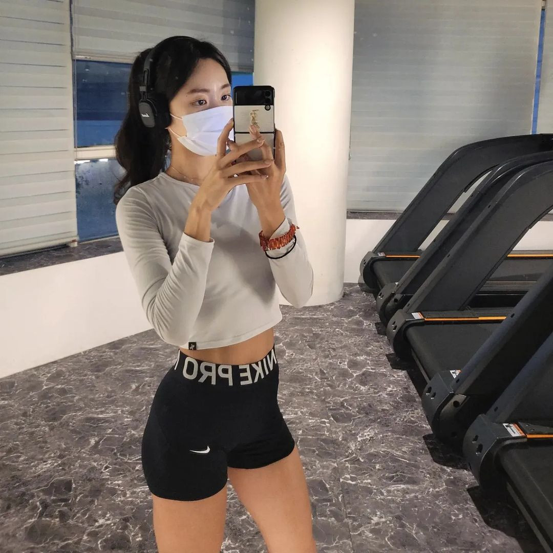 Cô có vóc dáng cân đối, săn chắc với đôi chân thon dài không thua kém những người mẫu nổi tiếng. Bí quyết vẫn là chăm chỉ tập luyện thể hình.