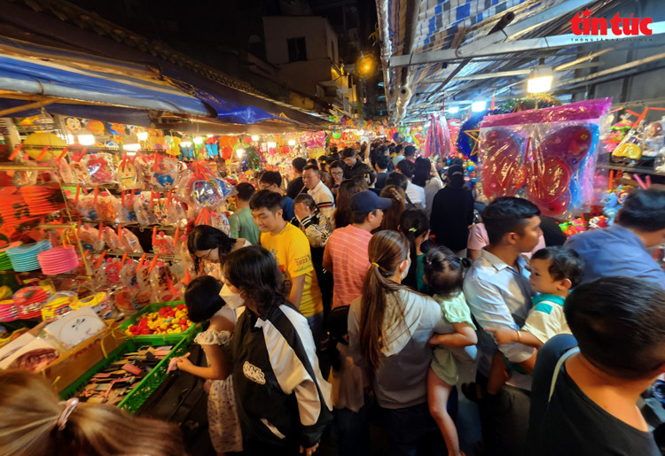 Dòng người chen nhau đi lại tại phố Lương Nhữ Học để tham quan, mua sắm... Dòng người chen nhau đi lại tại phố Lương Nhữ Học để tham quan, mua sắm...