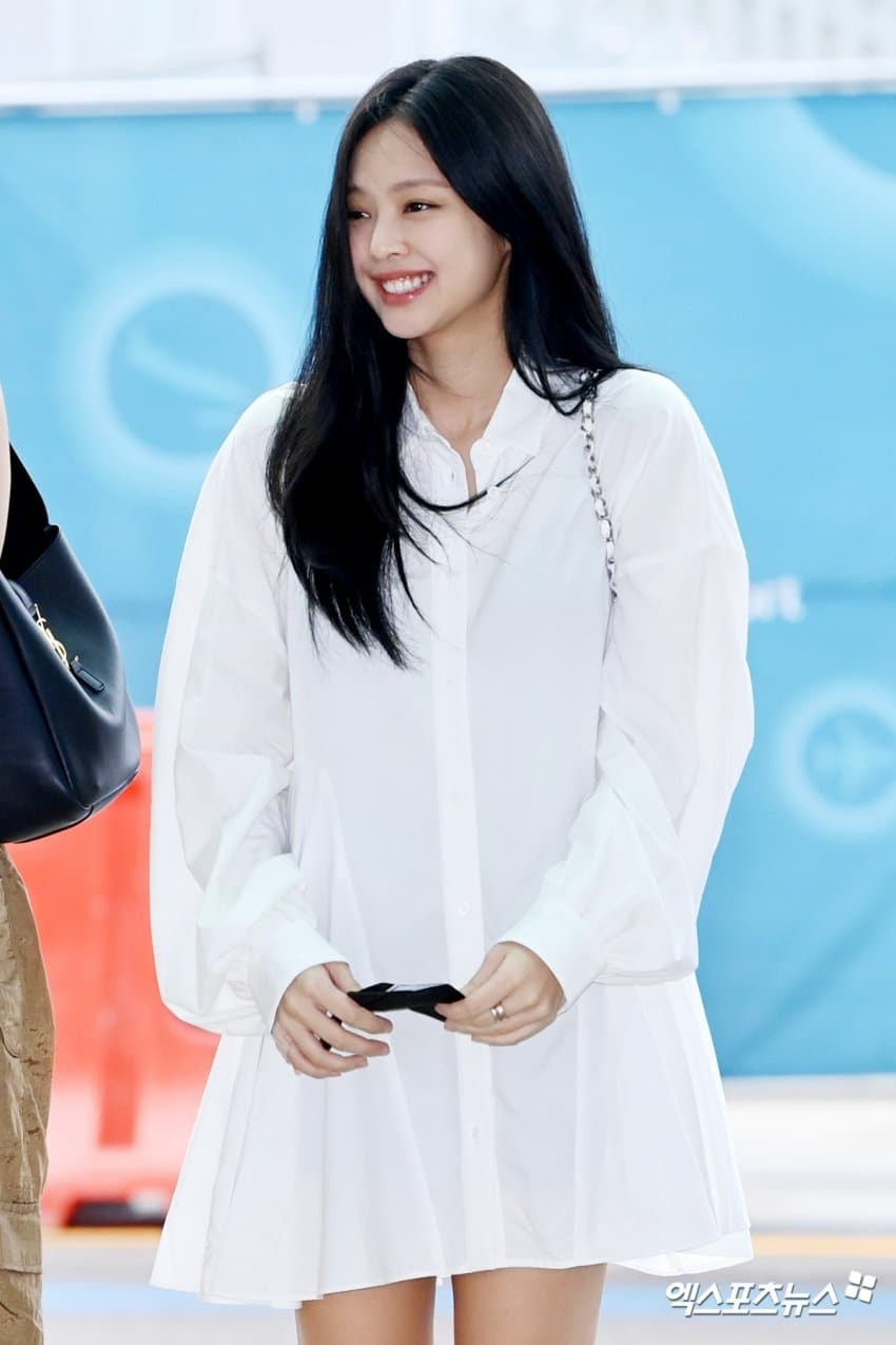 Jennie cho thấy váy liền thân và boot là hai món đồ phù hợp với nhau, tạo nên hình ảnh đáng yêu và cá tính.