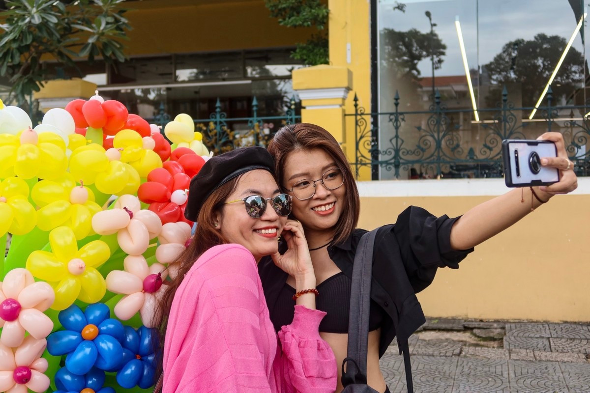 Người dân còn thích thú chụp hình bên những chiếc xe bong bóng. Ảnh: HUỲNH THƠ. Người dân còn thích thú chụp hình bên những chiếc xe bong bóng. Ảnh: HUỲNH THƠ.