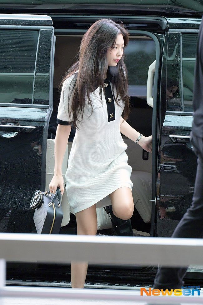 Jennie cho thấy váy liền thân và boot là hai món đồ phù hợp với nhau, tạo nên hình ảnh đáng yêu và cá tính.