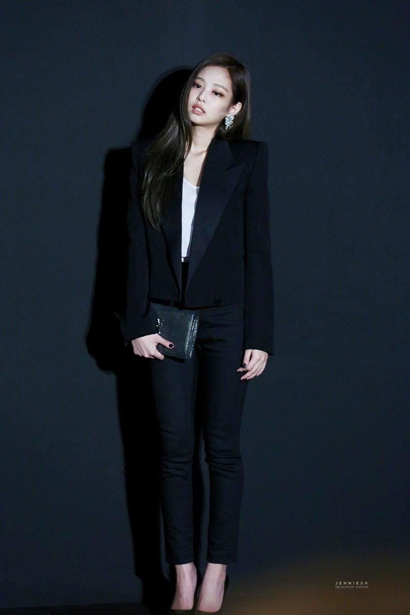 Người đẹp sinh năm 1996 thanh lịch và cổ điển trong chiếc áo blazer có cầu vai.