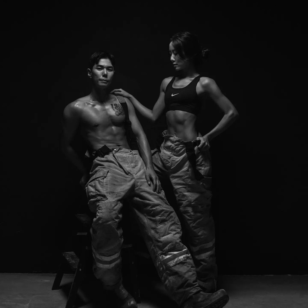 Cô kết hôn vào đầu năm nay với bạn trai lâu năm, cũng là lính cứu hỏa với cơ bụng "6 múi".