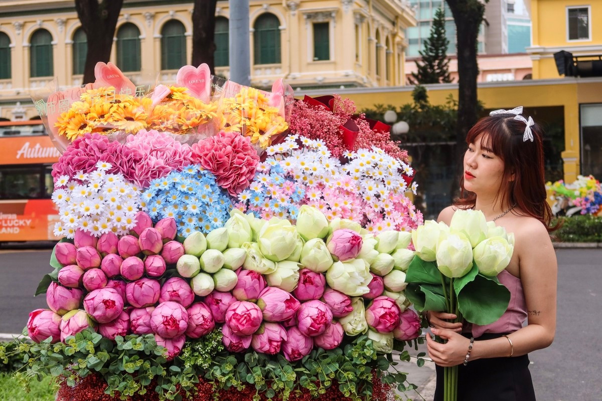 Chị Nguyễn Ngọc Dung cho biết chị đang sinh sống ở quận 6 (TP.HCM), để đến được địa điểm check-in bắt kịp xu hướng này chị phải mất 30 phút đi xe để bắt kịp trend. Ảnh: HUỲNH THƠ. Chị Nguyễn Ngọc Dung cho biết chị đang sinh sống ở quận 6 (TP.HCM), để đến được địa điểm check-in bắt kịp xu hướng này chị phải mất 30 phút đi xe để bắt kịp trend. Ảnh: HUỲNH THƠ.