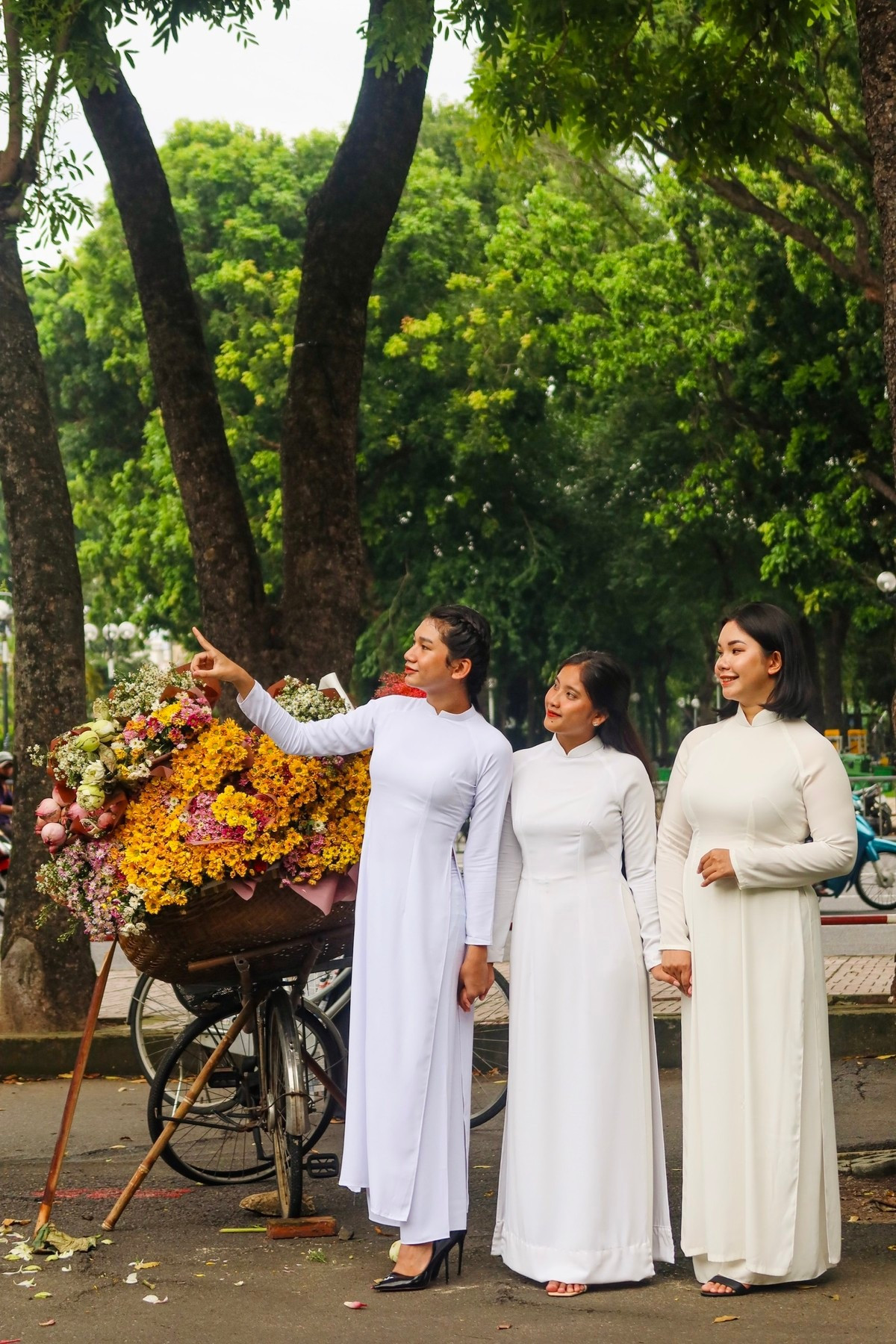 Chị Thạch Thị Sang (đứng giữa) chia sẻ mùa thu Hà Nội có lẽ cũng là mùa đẹp nhất trong năm. Mùa thu Hà Nội mang một nét đẹp lãng mạn, cổ kính, đầy chất thơ. Khi được biết "đặc sản" mùa thu Hà Nội vào tại TP.HCM chị liền rủ những người bạn thân thiết để làm bộ ảnh mang nét hoài niệm về mùa thu.Ảnh: TRẦN MINH. Chị Thạch Thị Sang (đứng giữa) chia sẻ mùa thu Hà Nội có lẽ cũng là mùa đẹp nhất trong năm. Mùa thu Hà Nội mang một nét đẹp lãng mạn, cổ kính, đầy chất thơ. Khi được biết "đặc sản" mùa thu Hà Nội vào tại TP.HCM chị liền rủ những người bạn thân thiết để làm bộ ảnh mang nét hoài niệm về mùa thu.Ảnh: TRẦN MINH.