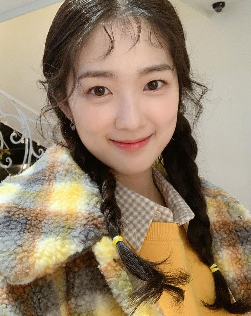 Kim Hye Yoon (SN 1996) được công nhận rộng rãi nhờ các vai diễn trong Sky Castle và Extra Extra You. Kỹ năng diễn xuất mang lại cho cô nhiều giải thưởng và danh hiệu “Em gái quốc dân”.