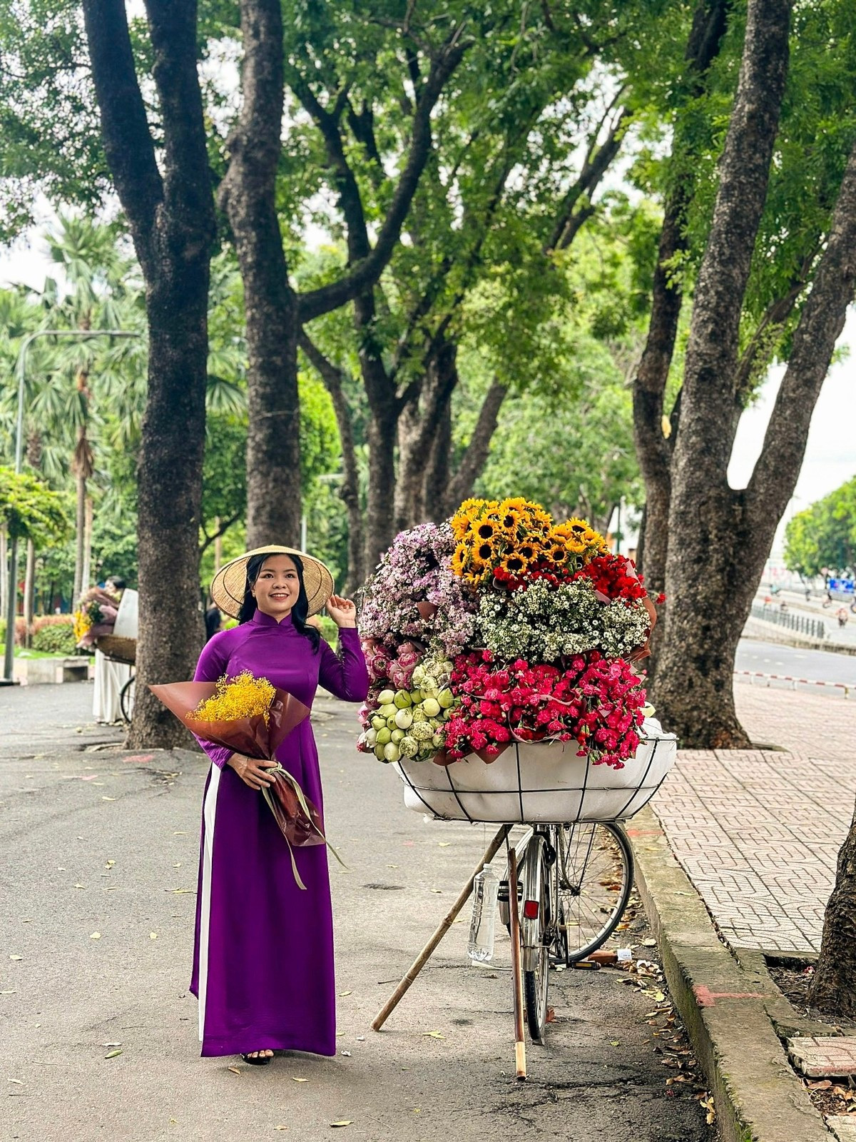 Vẻ đẹp lãng mạn của mùa thu Hà Nội bên một góc đường công viên Gia Định. Ảnh: HUỲNH THƠ. Vẻ đẹp lãng mạn của mùa thu Hà Nội bên một góc đường công viên Gia Định. Ảnh: HUỲNH THƠ.