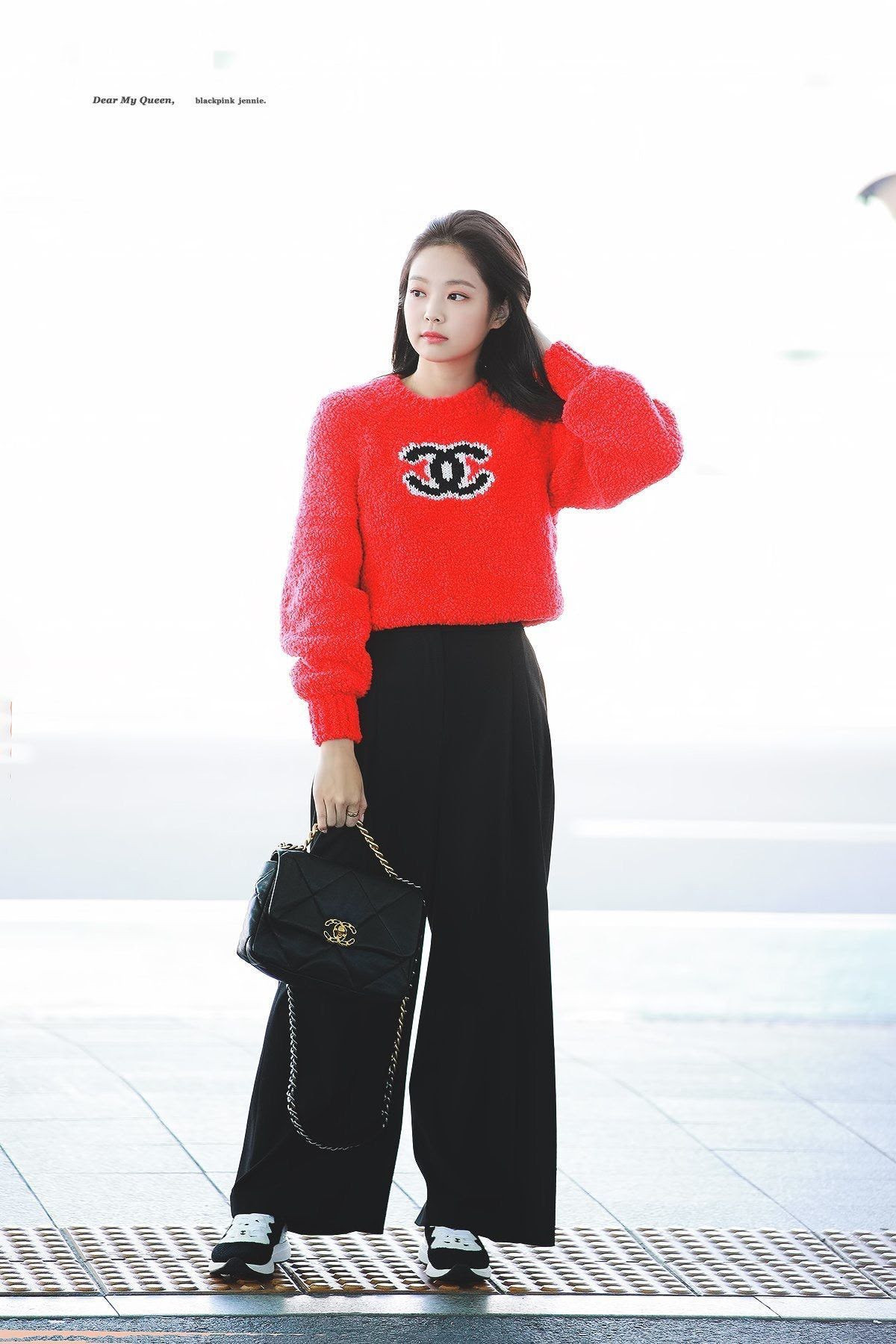 Ngôi sao The Idol biết cách biến sân bay trở thành sàn diễn thời trang.