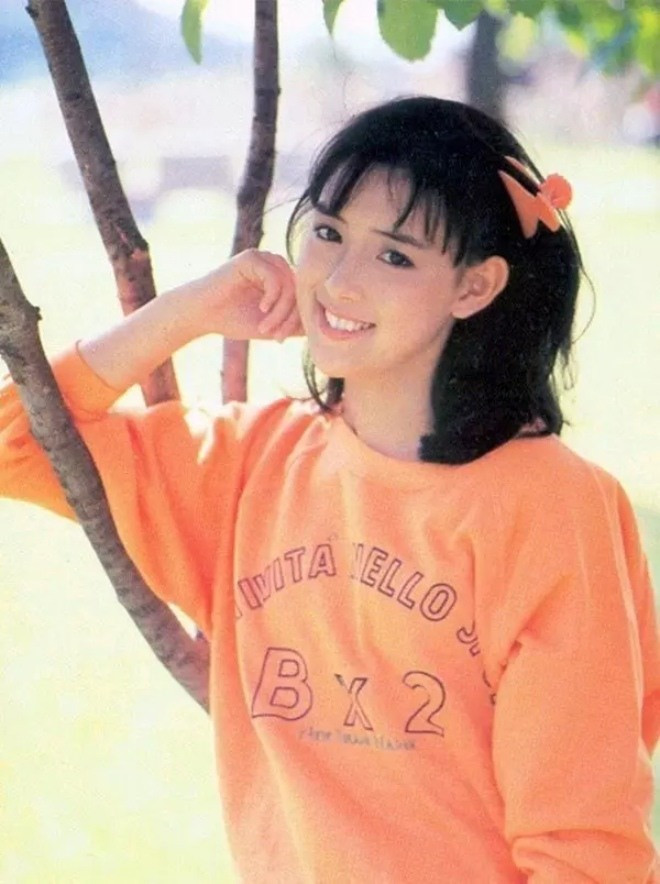 Lee Sang Ah (SN 1972) gắn liền với danh xưng "Em gái quốc dân" sau khi vụt sáng thành sao trong bộ phim truyền hình nổi tiếng The Last Match (Cú nhảy cuối cùng) năm 1994. Đáng tiếc, bộ phim mang lại danh tiếng cho bà nhưng cũng trở thành rào cản trong sự nghiệp khiến bà không thể vượt qua dù chăm chỉ đóng phim.