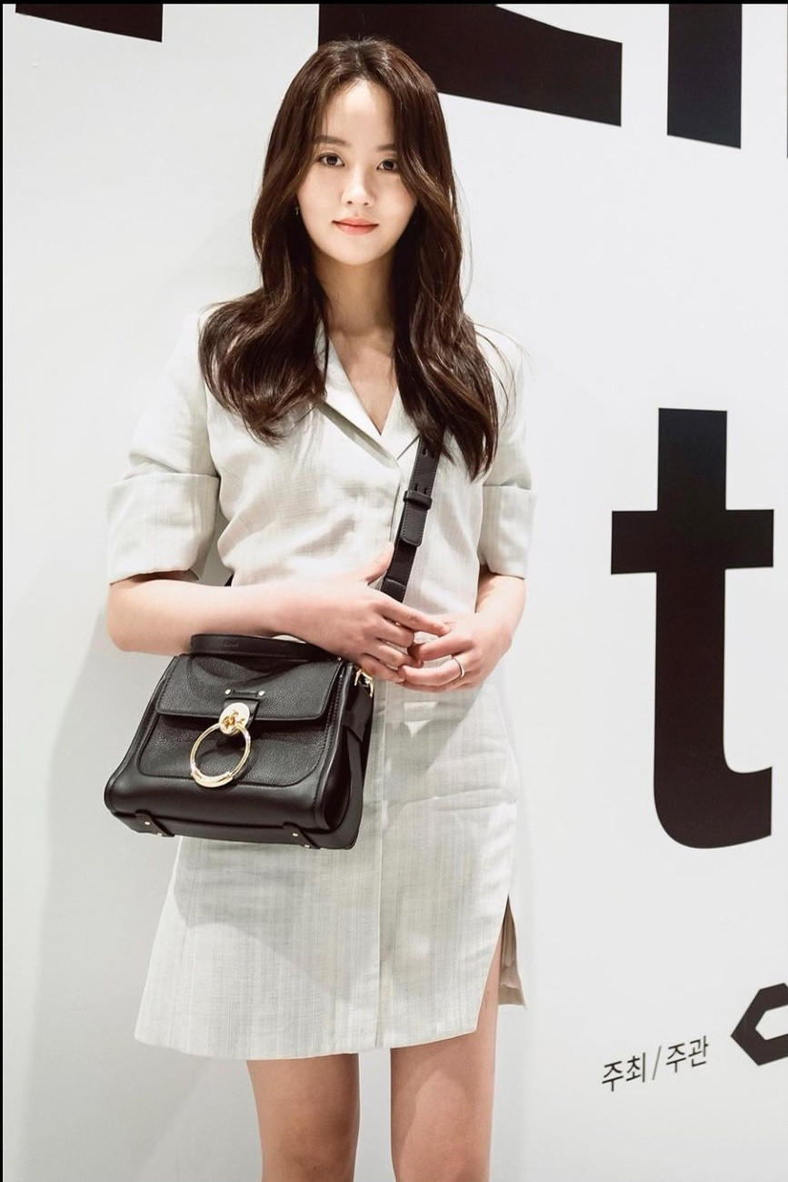 “Em gái quốc dân” Kim So Hyun bắt đầu sự nghiệp với tư cách là nữ diễn viên nhí vào năm 2006. Cô ghi dấu ấn qua các tác phẩm Who are You: School 2015, River Where the Moon Rises...