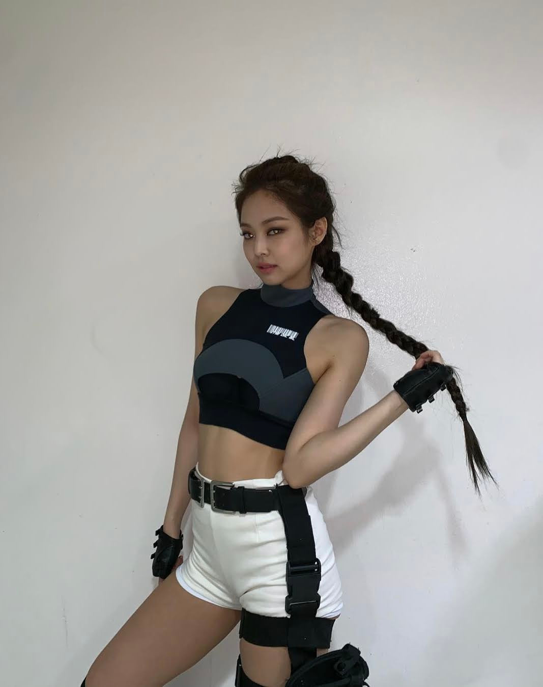 Jennie hóa thân thành nhân vật Lara Croft trong trò chơi điện tử Tomb Raider khi biểu diễn Kill This Love năm 2019.