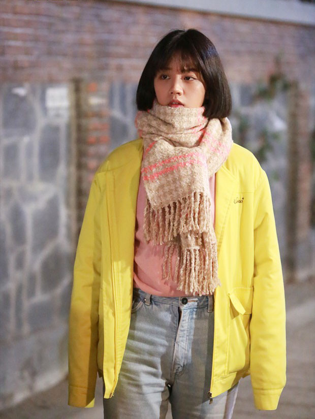 Lee Hyeri (SN 1994), thành viên Girl's Day, được giới truyền thông Hàn Quốc mệnh danh là "Em gái quốc dân" sau khi vụt sáng nhờ tính cách nhõng nhẽo, đáng yêu trong chương trình truyền hình thực tế Real Men (bản Hàn của Sao nhập ngũ) năm 2014. Sau đó, cô được mời giữ vai chính Duk Sun trong bom tấn truyền hình Reply 1988.