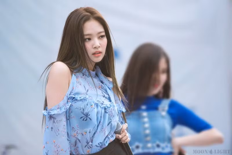 Chiếc áo khoét vai tại AKARAKA 2017 (Yonsei University Akaraka Festival) giúp Jennie khoe được đặc điểm nổi bật nhất trên cơ thể - bờ vai vuông góc thời thượng.