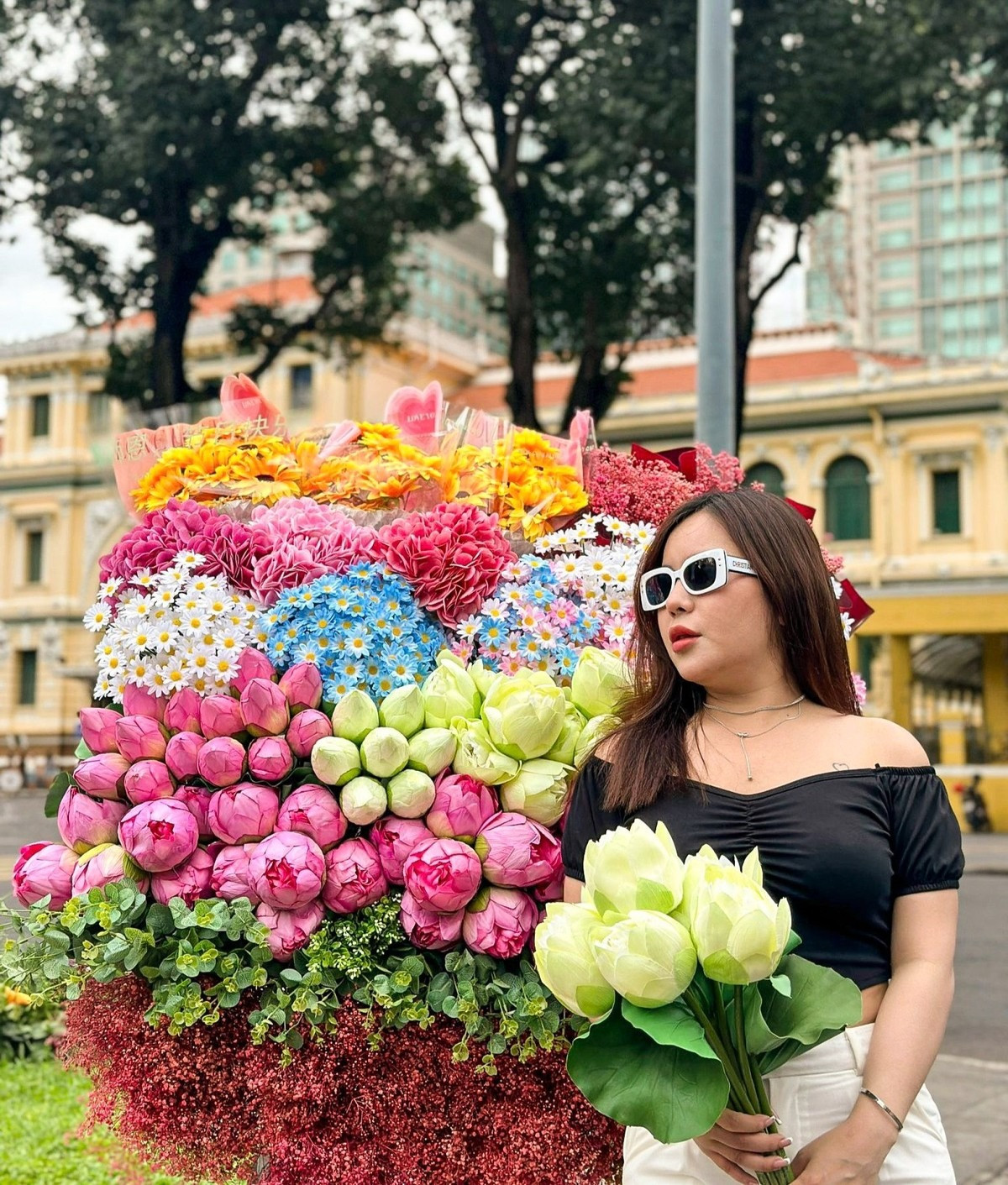 Chị Thùy Trang, ngụ quận Tân Bình cho biết trend "mùa thu Hà Nội" tại TP.HCM đã được bắt kịp xu hướng là điều tuyệt vời, tạo điều kiện cho các bạn trẻ có trải nghiệm mới và có những tấm hình kỷ niệm mùa thu Hà Nội tại TP.HCM. Ảnh: HUỲNH THƠ. Chị Thùy Trang, ngụ quận Tân Bình cho biết trend "mùa thu Hà Nội" tại TP.HCM đã được bắt kịp xu hướng là điều tuyệt vời, tạo điều kiện cho các bạn trẻ có trải nghiệm mới và có những tấm hình kỷ niệm mùa thu Hà Nội tại TP.HCM. Ảnh: HUỲNH THƠ.