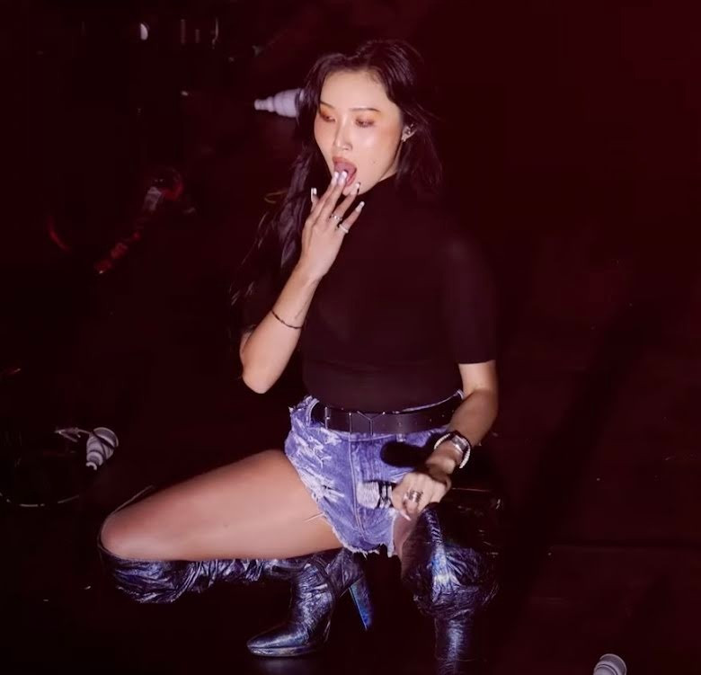 Hwasa bị điều tra vì nhảy vũ đạo nhạy cảm trước mặt các sinh viên. Hwasa bị điều tra vì nhảy vũ đạo nhạy cảm trước mặt các sinh viên.