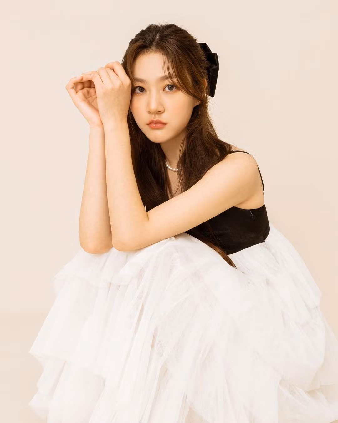 “Em gái quốc dân” Kim Sae Ron được biết đến nhiều nhất với các vai diễn trong The Man from Nowhere và A Brand New Life. Cô cũng là nữ diễn viên Hàn Quốc trẻ nhất được mời tham dự Liên hoan phim Cannes. Tuy nhiên, danh tiếng xây dựng nhiều năm đã tụt dốc không phanh do vướng phải những bê bối đời tư không đáng có như lái xe trong tình trạng say xỉn, đánh bạc, nói dối...