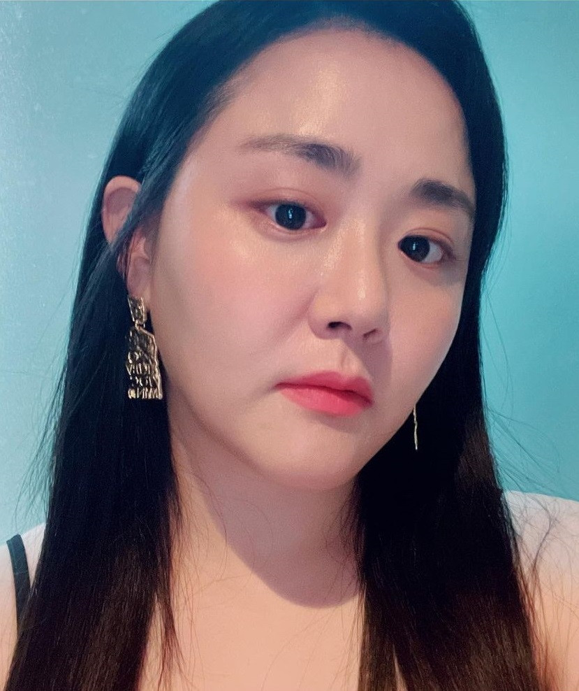 Moon Geun Young (SN 1987) nổi tiếng nhất qua hai bộ phim Trái tim mùa thu và My Little Bride. Cô được mệnh danh là "Em gái quốc dân" sau khi ra mắt My Little Bride vào năm 2004. Hiện tại, Moon Geun Young gần như biến mất khỏi showbiz Hàn Quốc.