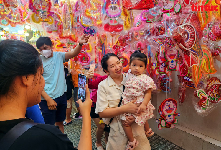 Các em nhỏ được cha mẹ đưa đi chơi, chụp ảnh tại phố lồng đèn. Các em nhỏ được cha mẹ đưa đi chơi, chụp ảnh tại phố lồng đèn.