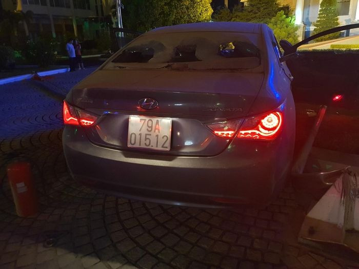 Xe ô tô con mà ông L. dùng để lao vào cổng trụ sở UBND tỉnh Khánh Hòa. Ảnh: BGT.