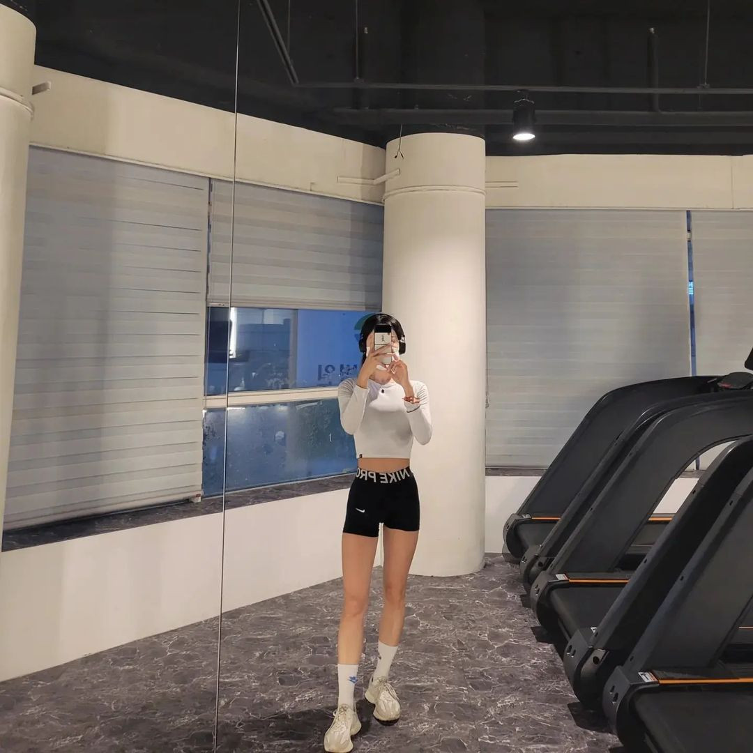 Cô có vóc dáng cân đối, săn chắc với đôi chân thon dài không thua kém những người mẫu nổi tiếng. Bí quyết vẫn là chăm chỉ tập luyện thể hình.