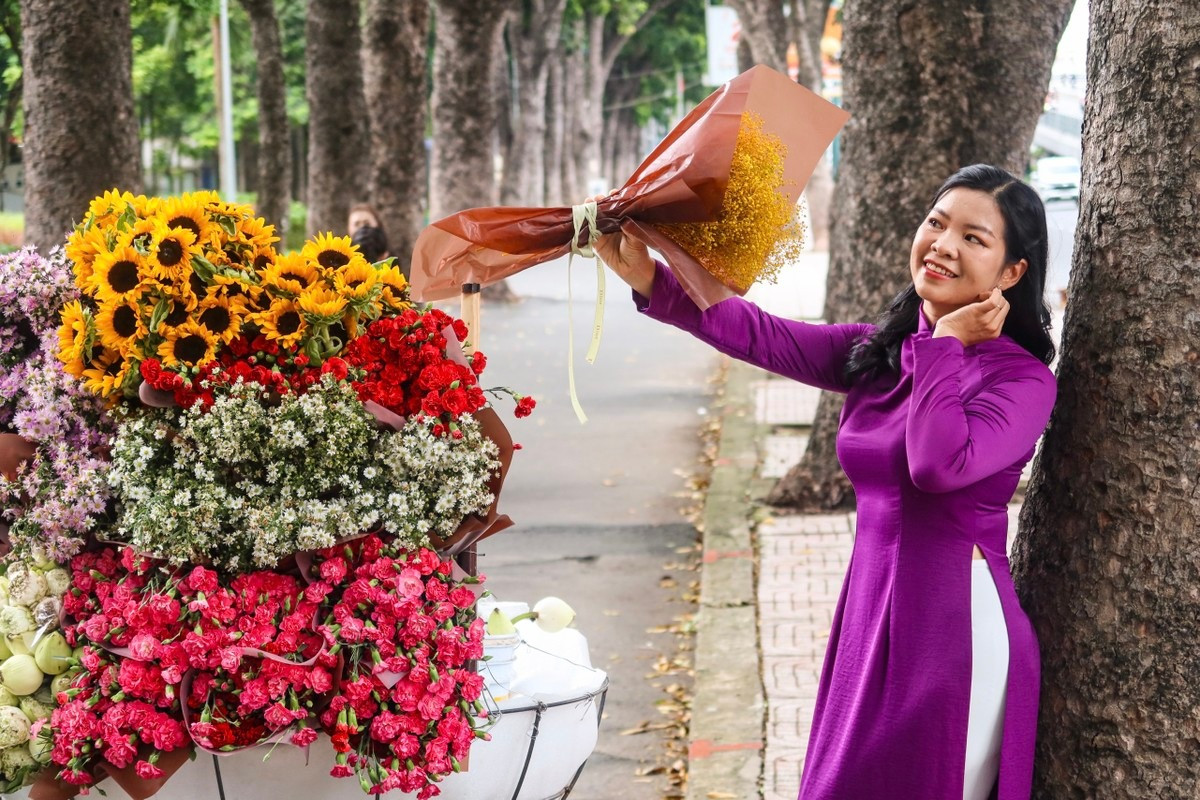 Tại công viên Gia Định, cũng dễ bắt gặp những chiếc xe chở đầy hoa mùa thu cho người dân chụp hình. Ảnh: TRẦN MINH. Tại công viên Gia Định, cũng dễ bắt gặp những chiếc xe chở đầy hoa mùa thu cho người dân chụp hình. Ảnh: TRẦN MINH.